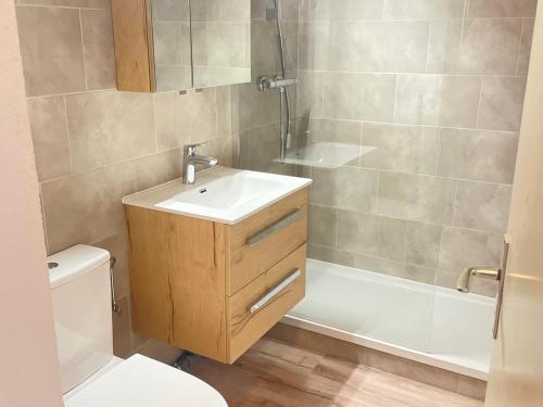 une salle de bain avec un lavabo, une douche et des toilettes dans l'établissement Studio rénové, pieds des pistes, balcon - FR-1-181-2717, à La Plagne Tarentaise
