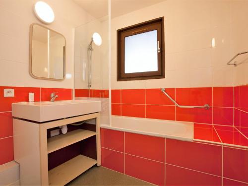 une salle de bain avec un lavabo, une baignoire et un miroir dans l'établissement Appartement confortable 2 pièces avec balcon, départ skis aux pieds, Wifi inclus - FR-1-314-213, à Morzine