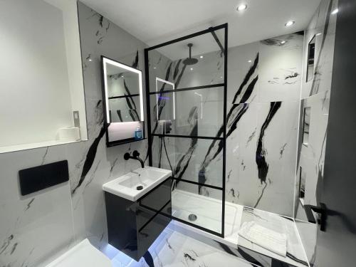 a bathroom with a glass shower and a sink at Modern and Stylish Penthouse Apartment next to Maidenhead Golf Course in Maidenhead