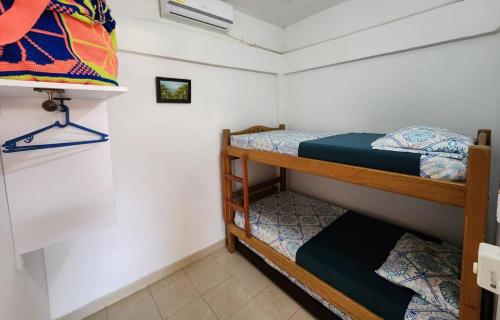 Una habitación con dos literas. en Rancho Ayala, en Santa Marta