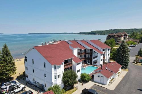 Φωτογραφία από το άλμπουμ του Beachside 109 with Direct Beach Access Pool and Hot Tub σε Traverse City