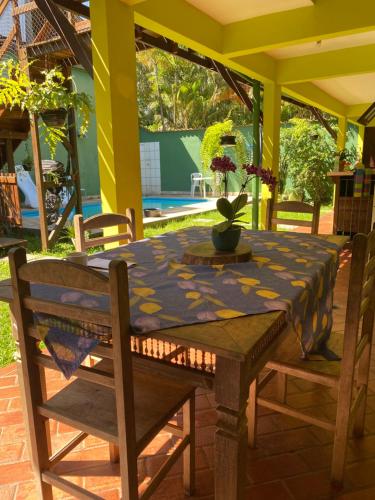 アングラ・ドス・レイスにあるPousada Casa de mãe aconchegante com piscina próximo à praiaの家の中庭のテーブルと椅子