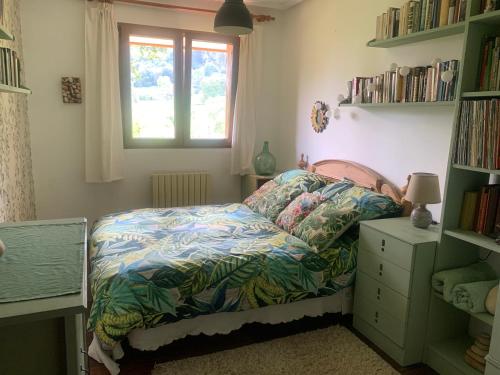 ein kleines Schlafzimmer mit einem Bett und einem Fenster in der Unterkunft La Peñona, Carancos48, Nava in Nava