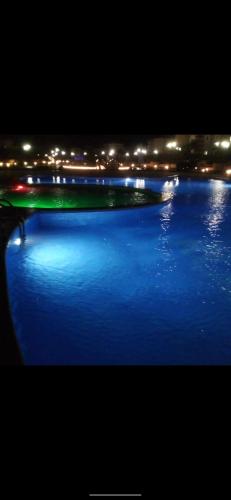uitzicht op een waterlichaam in de nacht bij قرية غرناطه الاسكندريه الساحل الشمالي in Alexandrië
