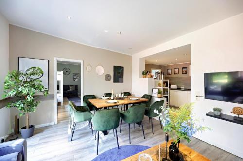comedor y sala de estar con mesa y sillas en Peaceful City Apartment, en Hamburgo