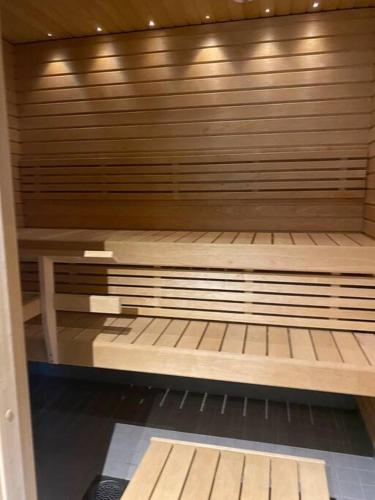 een grote houten kamer met een groot houten bij Täysin remontoitu iso kaksio. in Rauma