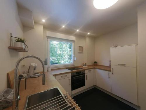 Belle 80 - beautiful renovated 1865 houseにあるキッチンまたは簡易キッチン