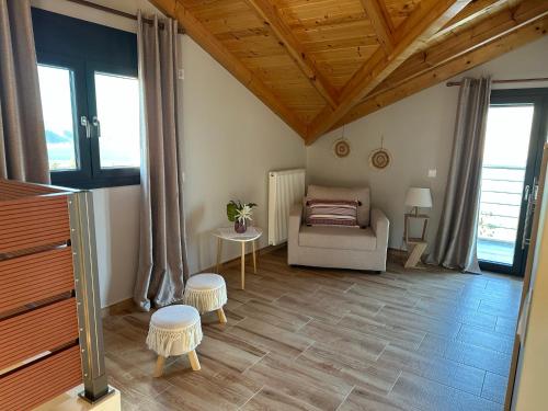 sala de estar con sofá y algunas ventanas en Villa Argyro, en Lixouri