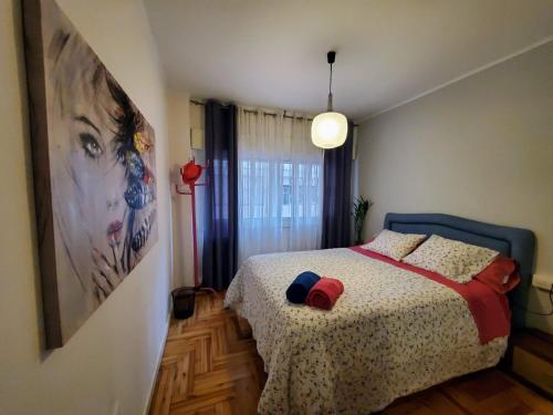 ein Schlafzimmer mit einem Bett und einem großen Wandgemälde in der Unterkunft Casa Porto, con Garaje in Vigo