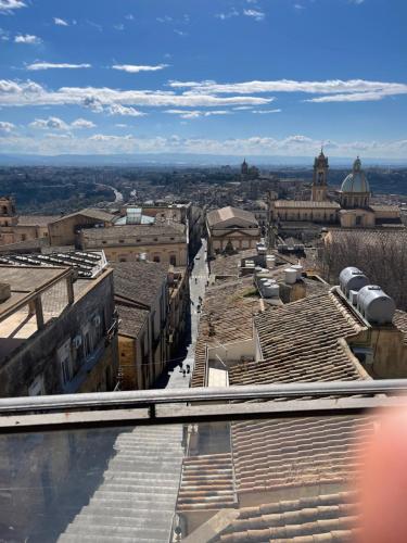 vistas a la ciudad desde el techo de un edificio en Casa tipica siciliana patronale home BedandBreakfast TreMetriSoprailCielo Camere con vista, colazione interna in terrazzo panoramico, en Caltagirone