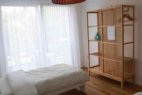 een slaapkamer met een bed en een boekenplank bij Ganzes Apartment -New York- in Erftstadt - 3 Zimmer & 91qm - nahe Köln, Messe, Phantasialand & Bonn - Familienurlaub oder Business Trip in Erftstadt