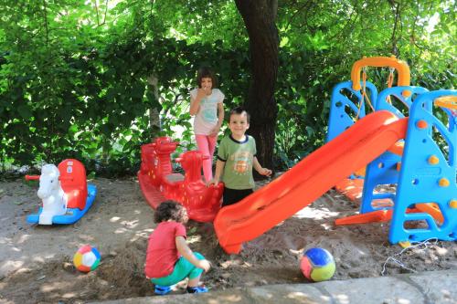 Bambini che soggiornano presso Ikiz Pension Bungalow