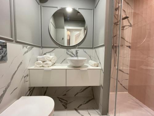 W łazience znajduje się umywalka i lustro. w obiekcie Monte Cassino 26 w mieście Sopot