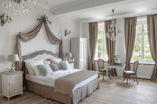 波蘭尼卡－茲德魯伊的住宿－帕拉卡密恩尼科旅館，卧室配有一张床和一张桌子及椅子