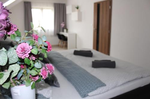 sypialnia z łóżkiem z kwiatami w obiekcie Apartmán 2023 w mieście Stříbro