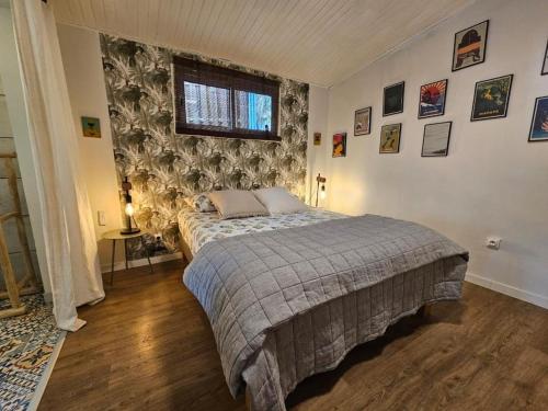 sypialnia z łóżkiem i oknem na ścianie w obiekcie Canne Mapou, l'Escale Nature w mieście Trois Bassins