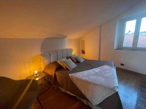 um quarto com uma cama grande e uma janela em Kiko's Lodge - Historical apartment in Como em Como