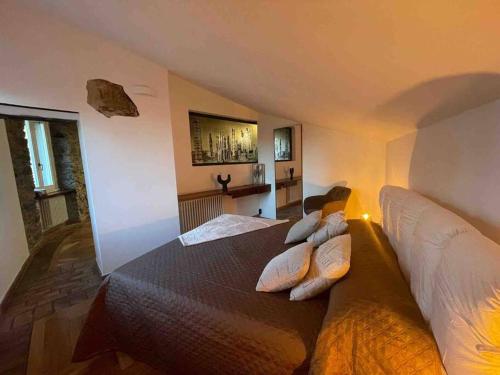 Kiko's Lodge - Historical apartment in Como في كومو: غرفة نوم بسرير كبير عليها مخدات