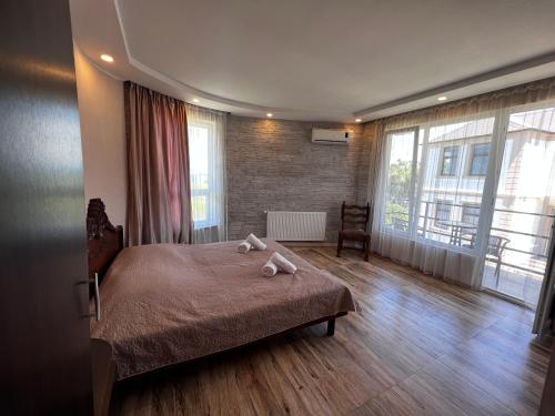 1 dormitorio con 1 cama con 2 toallas en Natalia Guest House, en Batumi
