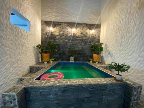 una piscina en una casa con una piscina verde en Casatoca House Zapatoca Lengerke en Zapatoca
