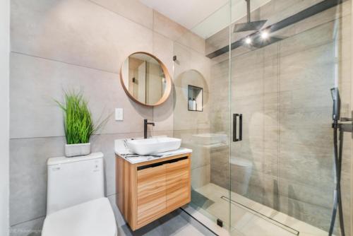 y baño con lavabo y ducha. en Modern Chic Retreat Pool Full amenities backyard L10, en Miami