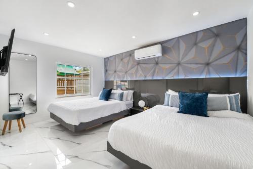 Llit o llits en una habitació de Modern Chic Retreat Pool Full amenities backyard L10