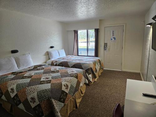 Postelja oz. postelje v sobi nastanitve Granby River Inn & Suites