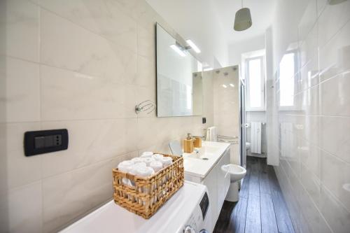 y baño con lavabo, aseo y bañera. en Benvenuti Casa Leo - Elegante Appartamento, en Turín