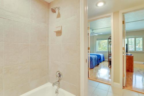 uma casa de banho com um chuveiro e uma banheira num quarto em Welcoming Sarasota Vacation Rental with Pool! em Sarasota