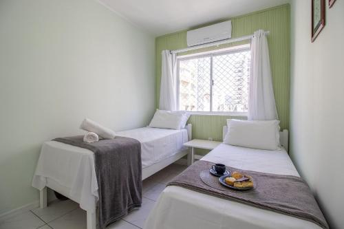 Zimmer mit 2 Betten und einem Fenster in der Unterkunft MRF74 - Churrasqueira, Quadra Mar, Garagem, 2 Dorm in Balneário Camboriú