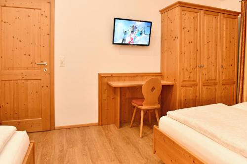 Giường trong phòng chung tại Appartements neben der Gondelbahn - Haus Nord