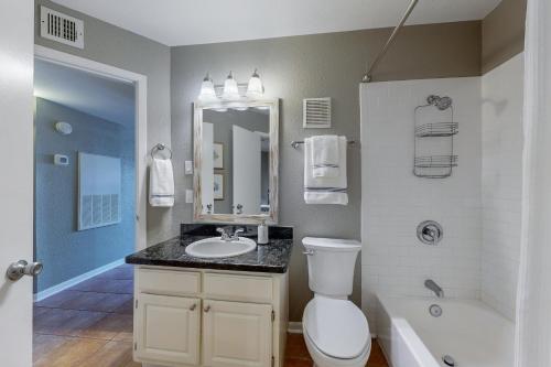 ein Badezimmer mit einem WC, einem Waschbecken und einer Badewanne in der Unterkunft Marvilla Condo My Happy Place in Galveston