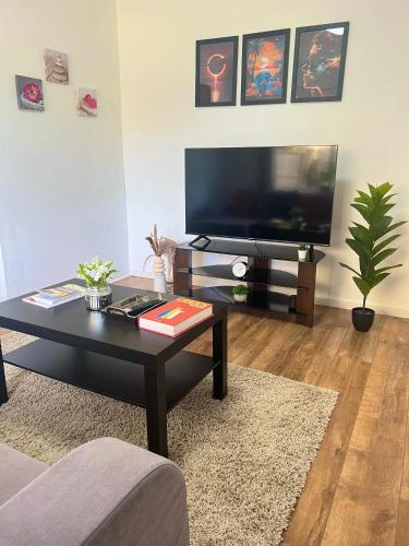 Μια τηλεόραση ή/και κέντρο ψυχαγωγίας στο The Ultimate Home Away from Home