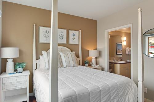 a bedroom with a white bed and a mirror at Chelan Resort Suites Coco Chelan 212 in Chelan