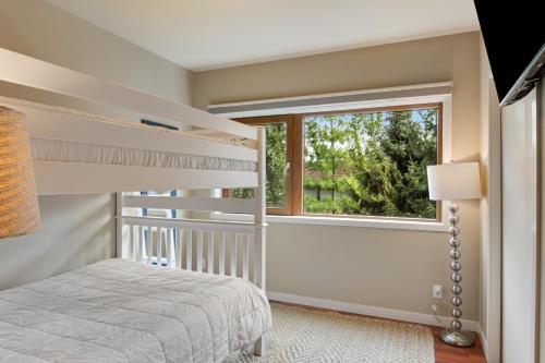 Postel nebo postele na pokoji v ubytování Chelan Resort Suites Coco Chelan 212