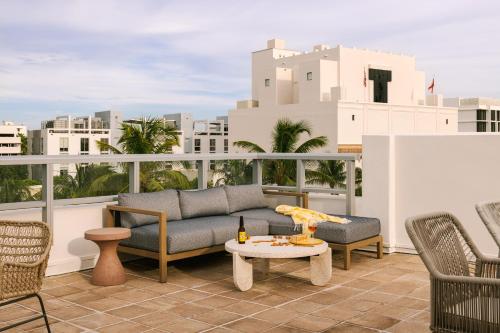 d'une terrasse avec un canapé et une table sur un balcon. dans l'établissement Sonder The Deco, à Miami Beach