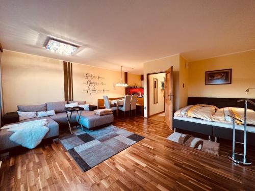 1 dormitorio con 1 cama y sala de estar en Almblick in ruhiger Lage, en Trahütten
