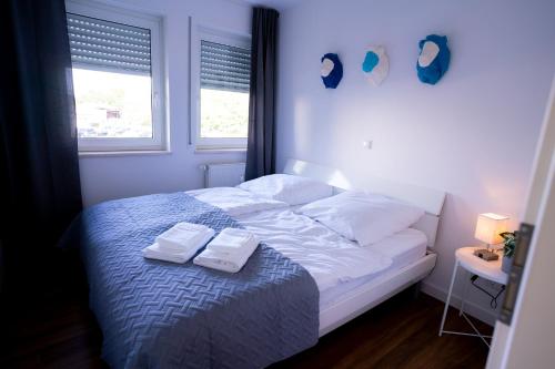 1 dormitorio con 1 cama con 2 toallas en Design Apartment - Balkon - Induktionskochfeld - Zentral en Dresden