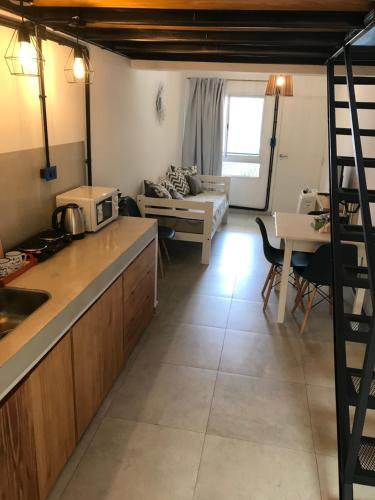 Köök või kööginurk majutusasutuses Departamento Tekoha cerca del río y la playa!