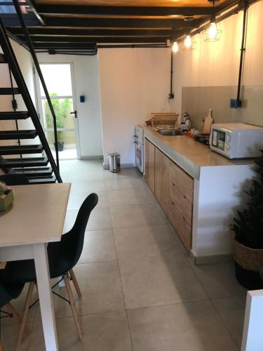 Köök või kööginurk majutusasutuses Departamento Tekoha cerca del río y la playa!