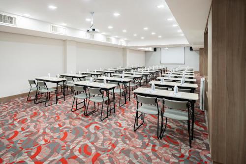 a classroom with tables and chairs in a room at Mercure Sao Paulo Moema Times Square in Sao Paulo