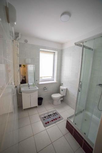 a bathroom with a shower and a toilet and a sink at Pokoje Jaśminowa in Lublin