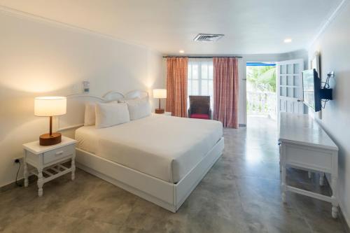 Dormitorio con cama, escritorio y TV en Decameron Marazul - All Inclusive, en San Andrés