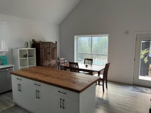a kitchen and dining room with a table and chairs at Stunning 5-bed Retreat in Sunshine Valley in Sunshine Valley