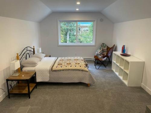 a bedroom with a bed and a desk and a window at Stunning 5-bed Retreat in Sunshine Valley in Sunshine Valley