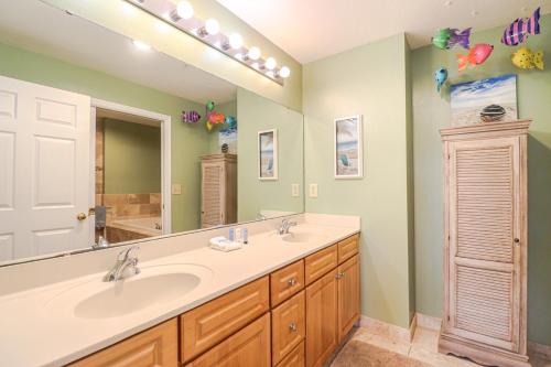 uma casa de banho com 2 lavatórios e um espelho grande em Seaside at Anastasia F105 em Saint Augustine