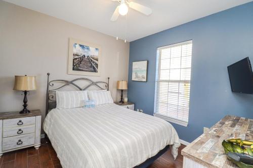 Giường trong phòng chung tại Seaside at Anastasia F105