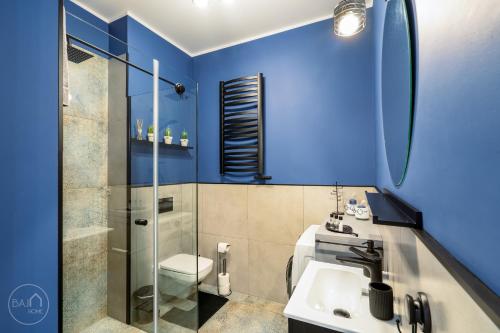 Ένα μπάνιο στο Blue Harmony Apartment