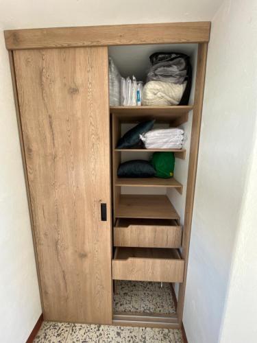 a closet with a wooden door in a room at Casa Blanca Hostal in Rionegro