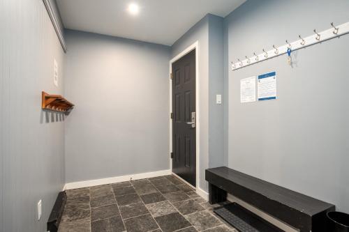 Un baño de Bright Townhome with Prime Location by Harmony Whistler